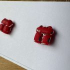 Mini ajándék doboz bedugós fülbevaló - piros-arany