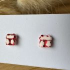 Mini ajándék doboz bedugós fülbevaló - fehér-piros