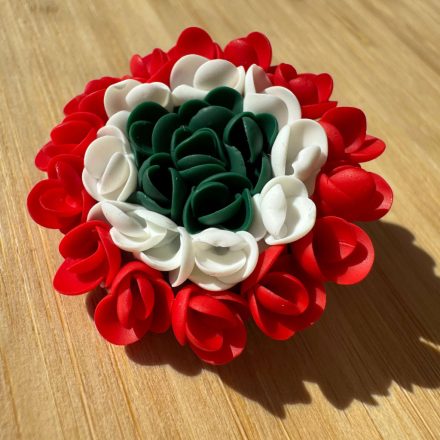 Sziromfelhő díszítésű bross - nemzeti trikolor
