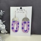 Lila pöttyös boltív