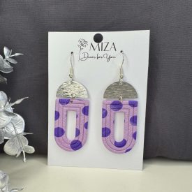 Lila pöttyös boltív