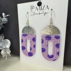 Lila pöttyös boltív