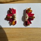 Fél virág bedugós fülbevaló - tarka (magenta-narancs - törtfehér - arany)