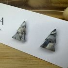 Fenyőfa bedugós fülbevaló - szürke tarka