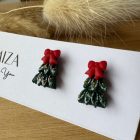 Karácsonyfa bedugós fülbevaló - piros masnival, arany gyöngyökkel