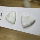 Duci háromszög - fehér - gyöngyházfehér márvány mintás