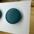 Közepes méretű pötty bedugós fülbevaló - fenyő zöld