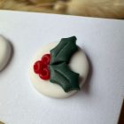 Közepes méretű pötty bedugós fülbevaló - magyal díszítéssel