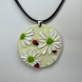 Katicabogarak százszorszép réten - nagy medál