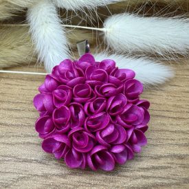 Sziromfelhő díszítésű medál - metál fényű magenta