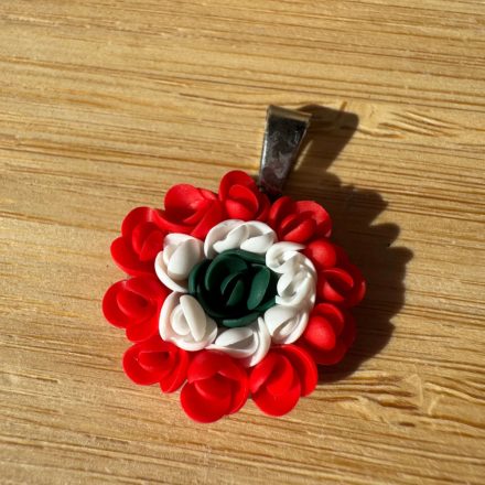 Sziromfelhő díszítésű medál - nemzeti trikolor -  kis méretű