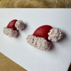 Mikulás sapi bedugós fülbevaló - piros-fehér