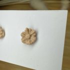 Mini virág bedugós fülbevaló - bézs