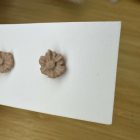 Mini virág bedugós fülbevaló - tejeskávé