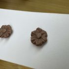 Mini virág bedugós fülbevaló - pasztell barna