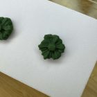 Mini virág bedugós fülbevaló - olivazöld