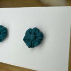 Mini virág bedugós fülbevaló - fenyőzöld