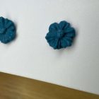 Mini virág bedugós fülbevaló - petrolkék