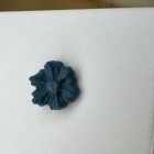 Mini virág bedugós fülbevaló - sötét petrolkék