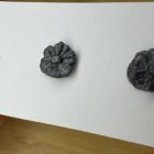 Mini virág bedugós fülbevaló - sötét ezüst