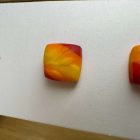 Kis méretű négyzet bedugós fülbevaló - őszi színátmenetes