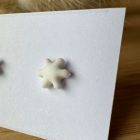 Mini hópehely bedugós fülbevaló - fehér