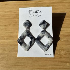   2 részes rombusz alakú fülbevaló - fekete - márvány hatású - lakkozott