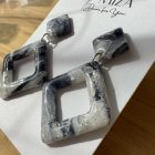 2 részes rombusz alakú fülbevaló - fekete - márvány hatású - lakkozott