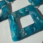 2 részes rombusz alakú fülbevaló - türkiz kék - márvány hatású - lakkozott