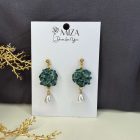 Sziromfelhő díszítésű kerek fülbevaló gyönggyel - metál zöld