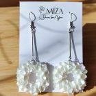 Sziromfelhő díszítésű fánk alakú lógós fülbevaló - gyöngyházfehér