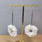 Sziromfelhő díszítésű fánk alakú lógós fülbevaló - gyöngyházfehér