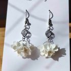 Köves lógós félkör alakú sziromfelhős díszítésű fülbevaló - fehér