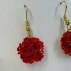 Sziromfelhő díszítésű kerek fülbevaló - piros - arany