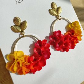   Sziromfelhő díszítésű kör fülbevaló - őszi színátmenetes - arany színű leveles bedugóval