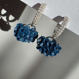   Félkör alakú sziromfelhős fülbevaló köves alapon - navy blue - ezüst