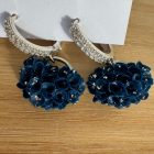Félkör alakú sziromfelhős fülbevaló köves alapon - navy blue - ezüst