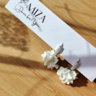 Félkör alakú sziromfelhős fülbevaló köves alapon - fehér