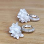 Félkör alakú sziromfelhős fülbevaló köves alapon - fehér