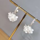 Félkör alakú sziromfelhős fülbevaló köves alapon - fehér