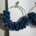 Sziromfelhő díszítésű karika fülbevaló - navy blue - ezüst