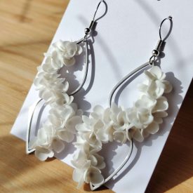   Sziromfelhő díszítésű végtelen jel alakú fülbevaló - fehér