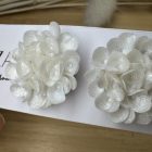 Nagy sziromfelhő bedugós fülbevaló - gyöngyház fehér