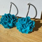 Kicsi sziromfelhős francia kapcsos fülbevaló - türkiz kék