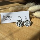 Kicsi sziromfelhős francia kapcsos fülbevaló - monokróm