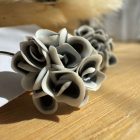 Kicsi sziromfelhős francia kapcsos fülbevaló - monokróm