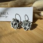 Kicsi sziromfelhős francia kapcsos fülbevaló - monokróm