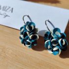 Kicsi sziromfelhős francia kapcsos fülbevaló - tarka zöld