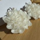 Nagy méretű sziromfelhős francia kapcsos fülbevaló - gyöngyház fényű fehér