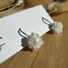 Mini sziromfelhős francia kapcsos fülbevaló - gyöngyház fényű fehér